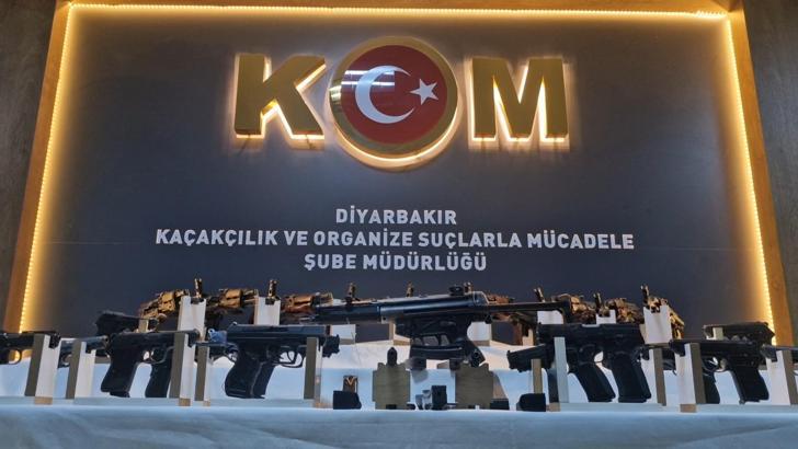 'Uluslararası silah kaçakçılığı'na 3 tutuklama; 27 silah ele geçirildi