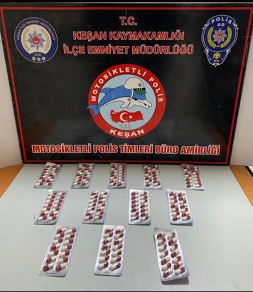 Edirne’de üzerlerinde uyuşturucu ve silahla yakalanan 3 şüpheliye gözaltı