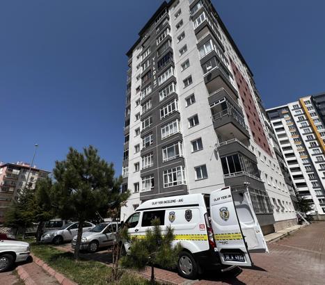 Cam silerken 4'üncü kattan düşen kadın, ağır yaralandı