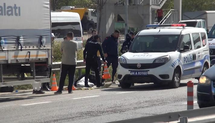 İstanbul- Silivri'de emniyet şeridinde beklerken geri manevra yapan TIR çarptı