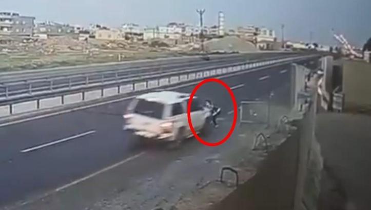 Yola kapan atan polise otomobiliyle çarpan kaçakçılık şüphelisi ile 2 iş birlikçisi tutuklandı