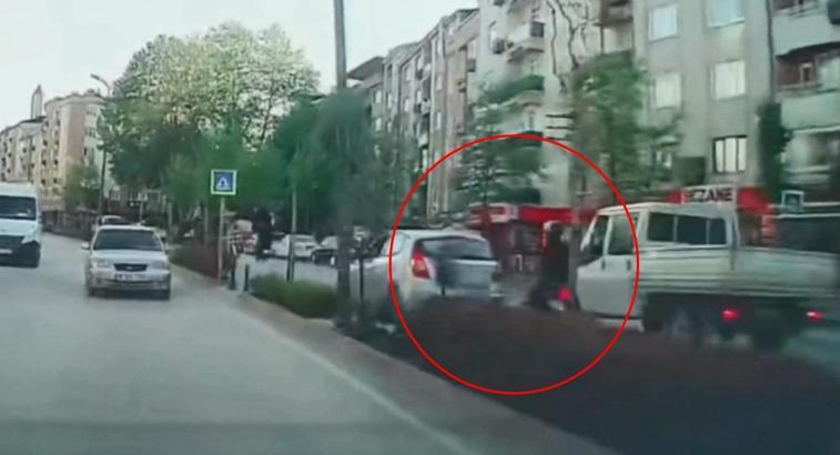 Yayaya yol vermek için duran otomobile motosikletin çarptığı kaza kamerada