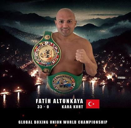 Boksör Fatih Altunkaya kemer için ringde