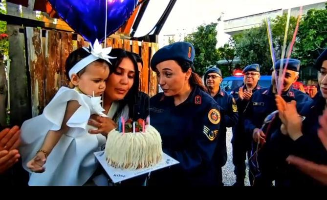 Şehit kızına doğum günü sürprizi