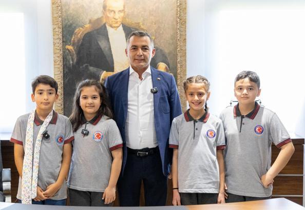 Başkan Kara, koltuğunu küçüklere devretti