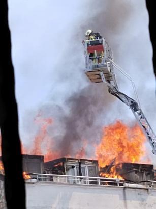 İstanbul- Esenyurt'ta 4 katlı binanın çatısında çıkan yangın söndürüldü