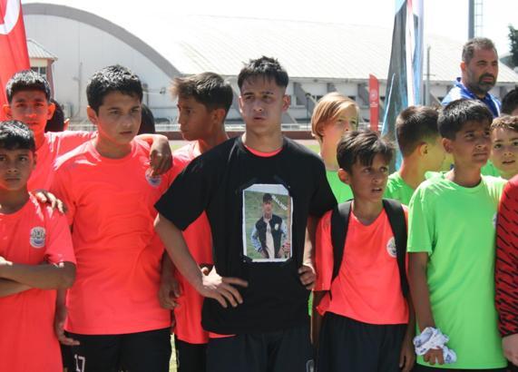 Mahalle Ligi'nde şampiyon oldular, Ege İshak'ı unutmadılar