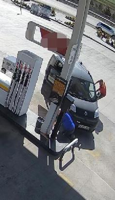 Hareket eden aracını durdurmaya çalışırken tekerin altında kalmaktan son anda kurtuldu