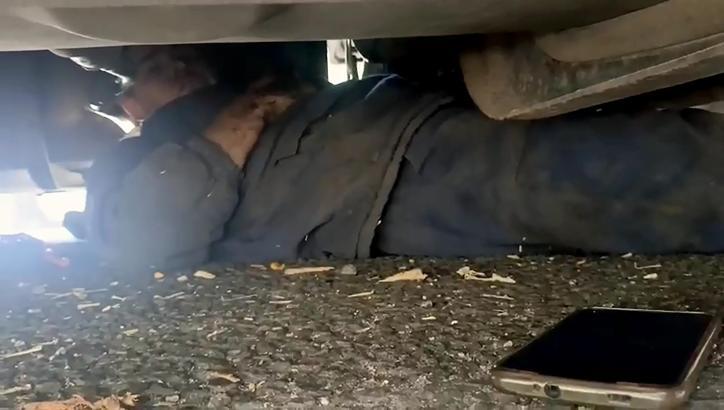 Tamir ettiği TIR'ın altında sıkıştığı düşünülen şoför, ekipleri alarma geçirdi