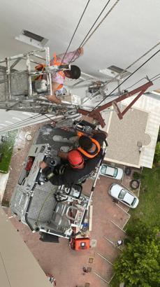 12'nci katta asılı kalan iskeledeki 2 işçi kurtarıldı