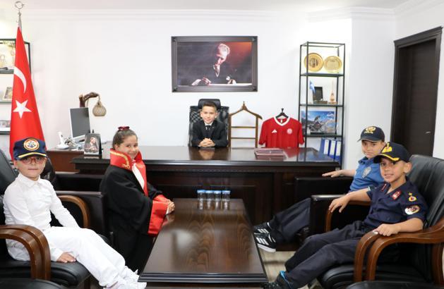 Protokolü devralan öğrencilerden 'asayiş' toplantısı