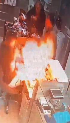 Arızalı cep telefonu patladı; panik anları kamerada