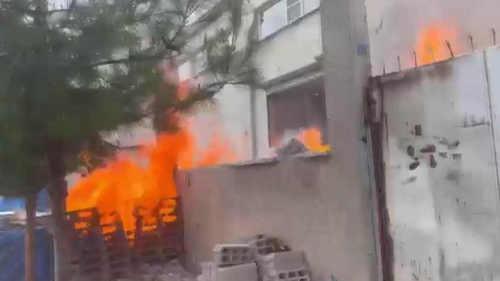 Kahramanmaraş’ta bardak fabrikasındaki yangın söndürüldü