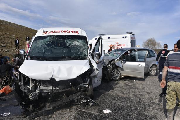 Sivas'ta minibüs ile otomobil çarpıştı; 18 yaralı