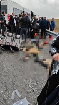 Van'da kamyonla yolcu minibüsü çarpıştı; ölü ve yaralılar var