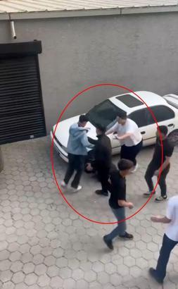 Sokakta darbedilen kişiyi gören genç kızın saldırganlara tepkisi kamerada