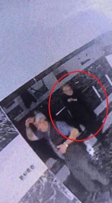 Abdest alan kişinin astığı ceketin cebinden 29 bin TL'sini çaldı; hırsızlık kamerada