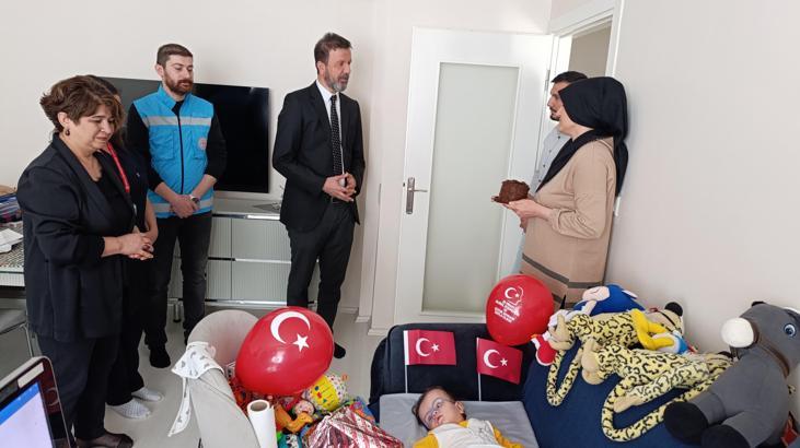 Hidrosefali hastası Göktuğ'a 23 Nisan ziyareti