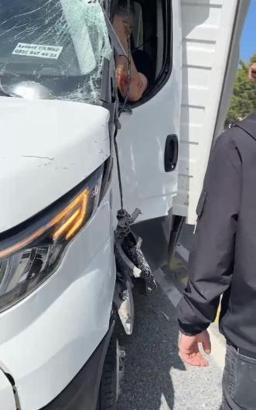 İstanbul- Arnavutköy'de hafriyat kamyonu, kamyonete çarptı