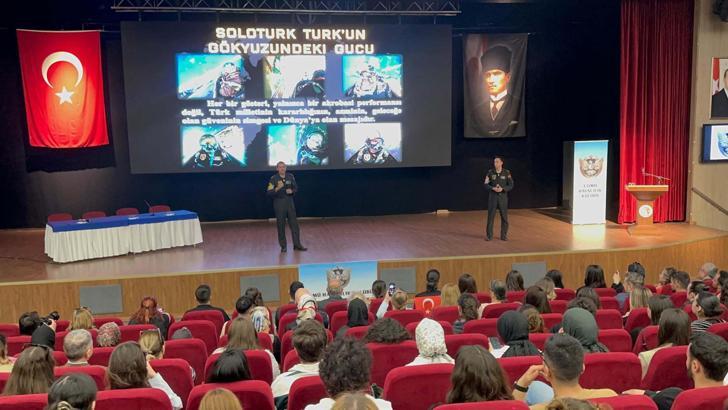 SOLOTÜRK pilotları, Çanakkale'de öğrencilerle buluştu