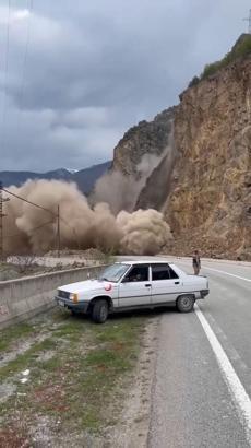 Gümüşhane-Tirebolu karayolunda heyelan yolu kapattı; o anlar kamerada