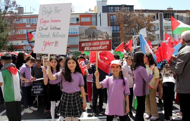 Sivas'ta öğrenciler Filistinli çocuklar için yürüdü