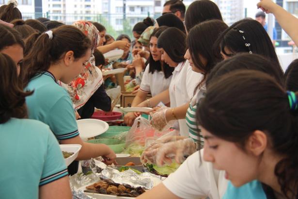 Diyarbakır’da öğrencilerden Filistinliler yararına kermes