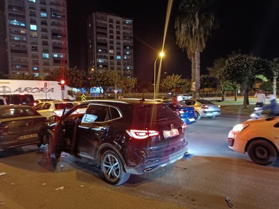 Motosikletli saldırganlar, kırmızı ışıkta bekleyen sürücüyü vurdu: 1 yaralı