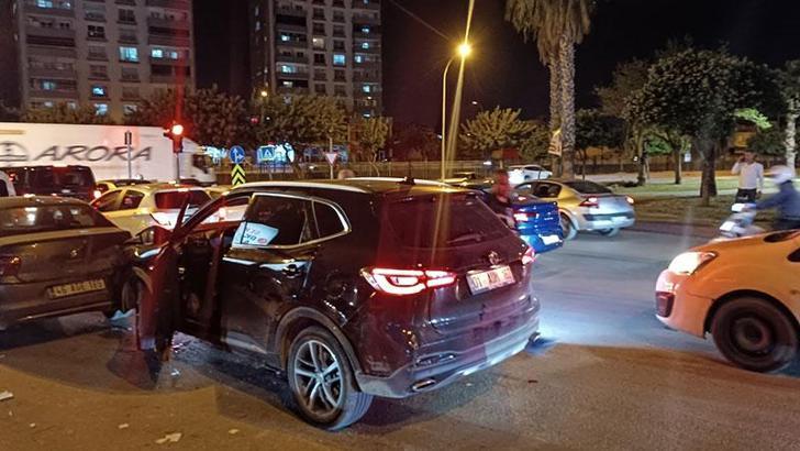 Motosikletli saldırganlar, kırmızı ışıkta bekleyen sürücüyü vurdu: 1 yaralı