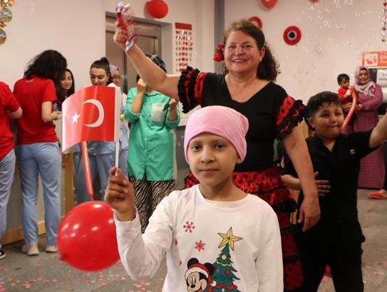 Kanser hastası çocuklar için gönüllülerden imece usulü 23 Nisan kutlaması