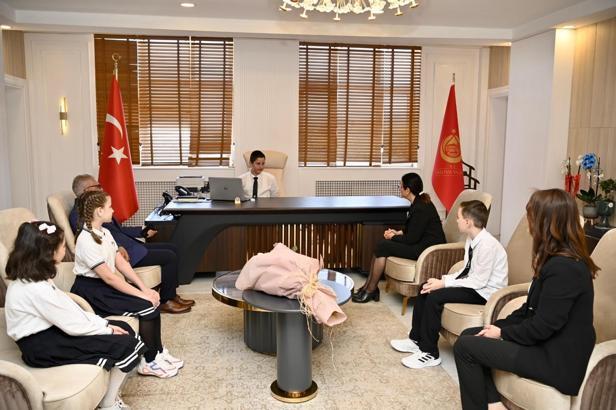 Yalova'da makam koltuklarına çocuklar oturdu