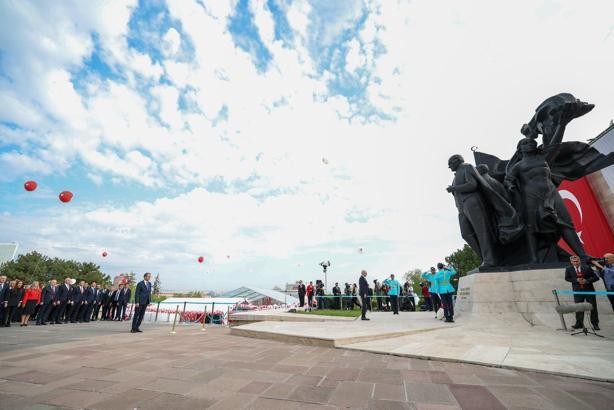 Kurtulmuş, TBMM'deki Atatürk Anıtı'na çelenk bıraktı