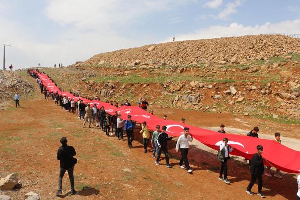 105 çocuk, Cudi Dağı’nda 105 metrelik Türk bayrağıyla yürüdü