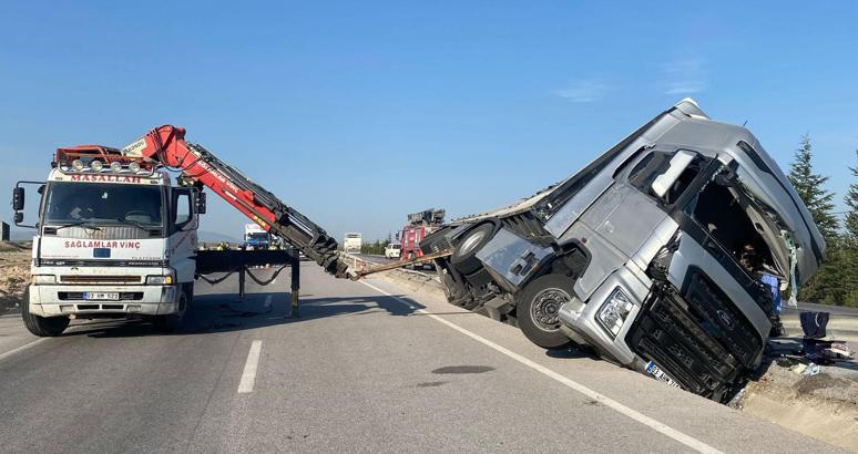Beyaz eşya yüklü TIR devrildi: 2 yaralı