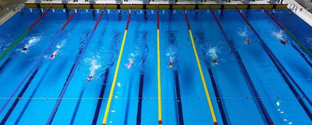 Çocuklar bayramı havuzda kutladı