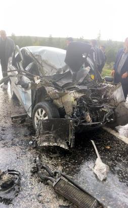 TIR'ın savrulan dorsesi otomobile çarptı: 1 ölü, 1 yaralı