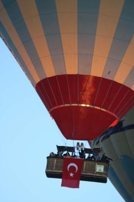 Kapadokya'da balonlar, Türk bayraklarıyla havalandı