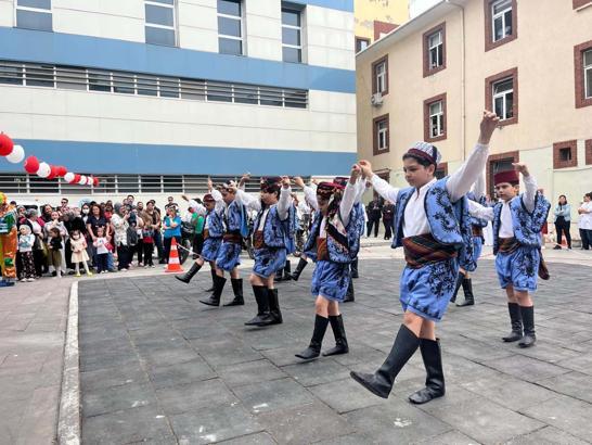 İzmir'de öğrencilerden hastanede tedavi gören çocuklara 23 Nisan sürprizi
