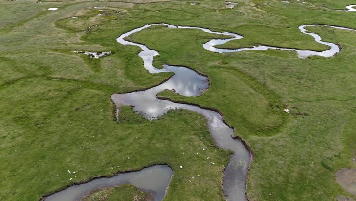 Yeşil düzlüklerin arasından süzülen menderesler eşsiz manzara oluşturdu