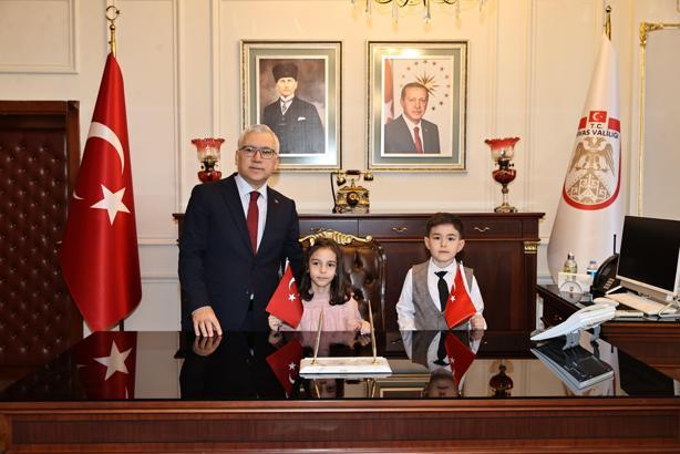 Sivas Valisi Şimşek, makamını 2'nci sınıf öğrencilerine devretti