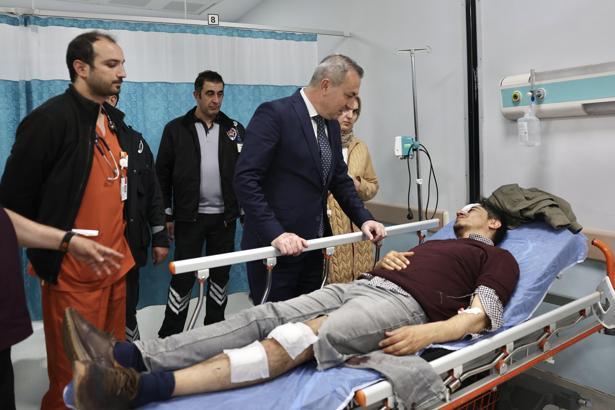 Başkan Uzun, kazada yaralananları hastanede ziyaret etti