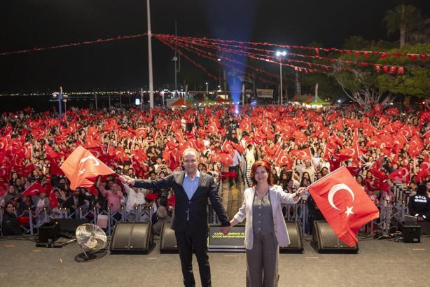 Mersin'de coşkulu 23 Nisan konseri