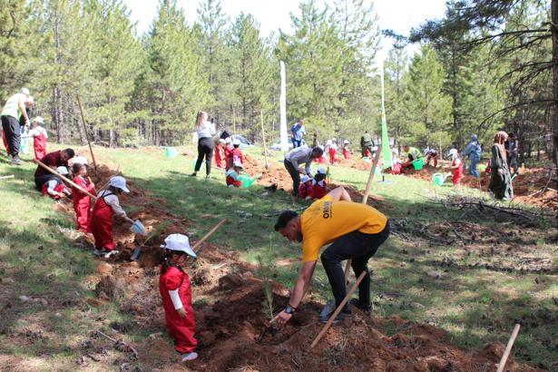 Anaokulu öğrencileri, 23 Nisan’ı fidan dikerek kutladı