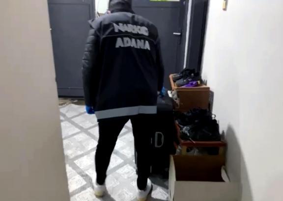 Uyuşturucu haplarla kaçarken kapıda polise yakalandı