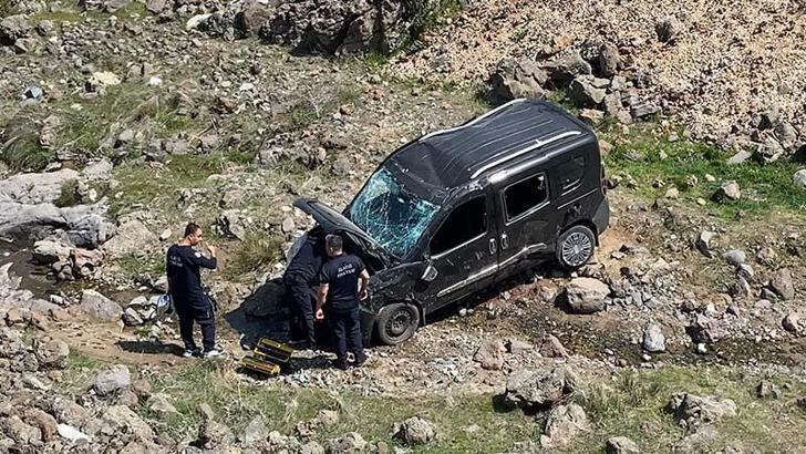 Hafif ticari araç şarampole yuvarlandı: 1 ölü, 3 yaralı