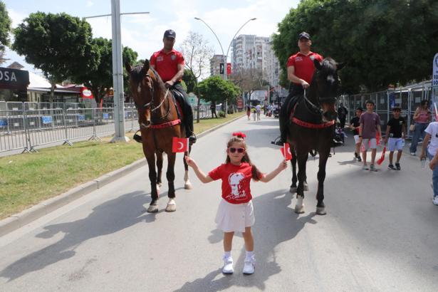 Adana’da 23 Nisan coşkuyla kutlandı