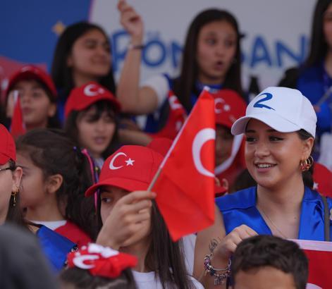 Rönesans gönüllüleri 23 Nisan’ı deprem bölgesindeki çocuklarla kutladı