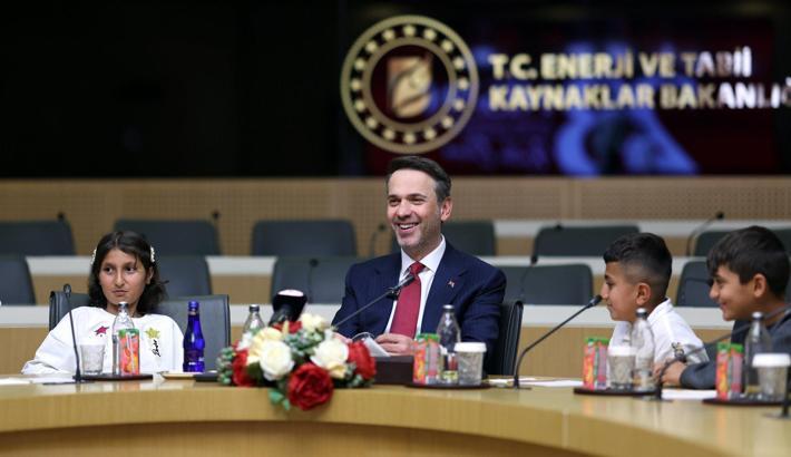 Bakan Bayraktar, 23 Nisan'ı Şırnaklı çocuklarla kutladı