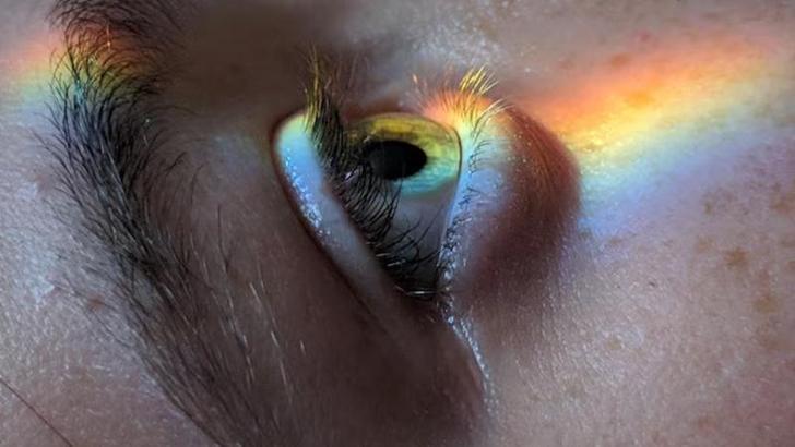 Bilim insanları, doğal yollarla algılanamayan yeni bir renk keşfetti