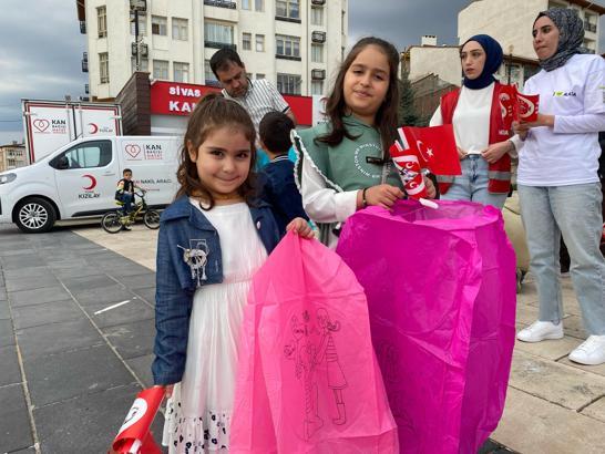 Sivas'ta gökyüzü, çocukların dilekleriyle aydınlandı